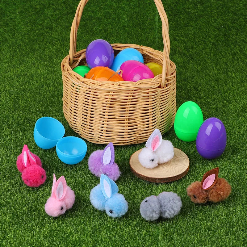Un panier tissé rempli d'œufs de Pâques colorés et de lapins en peluche sur l'herbe verte.