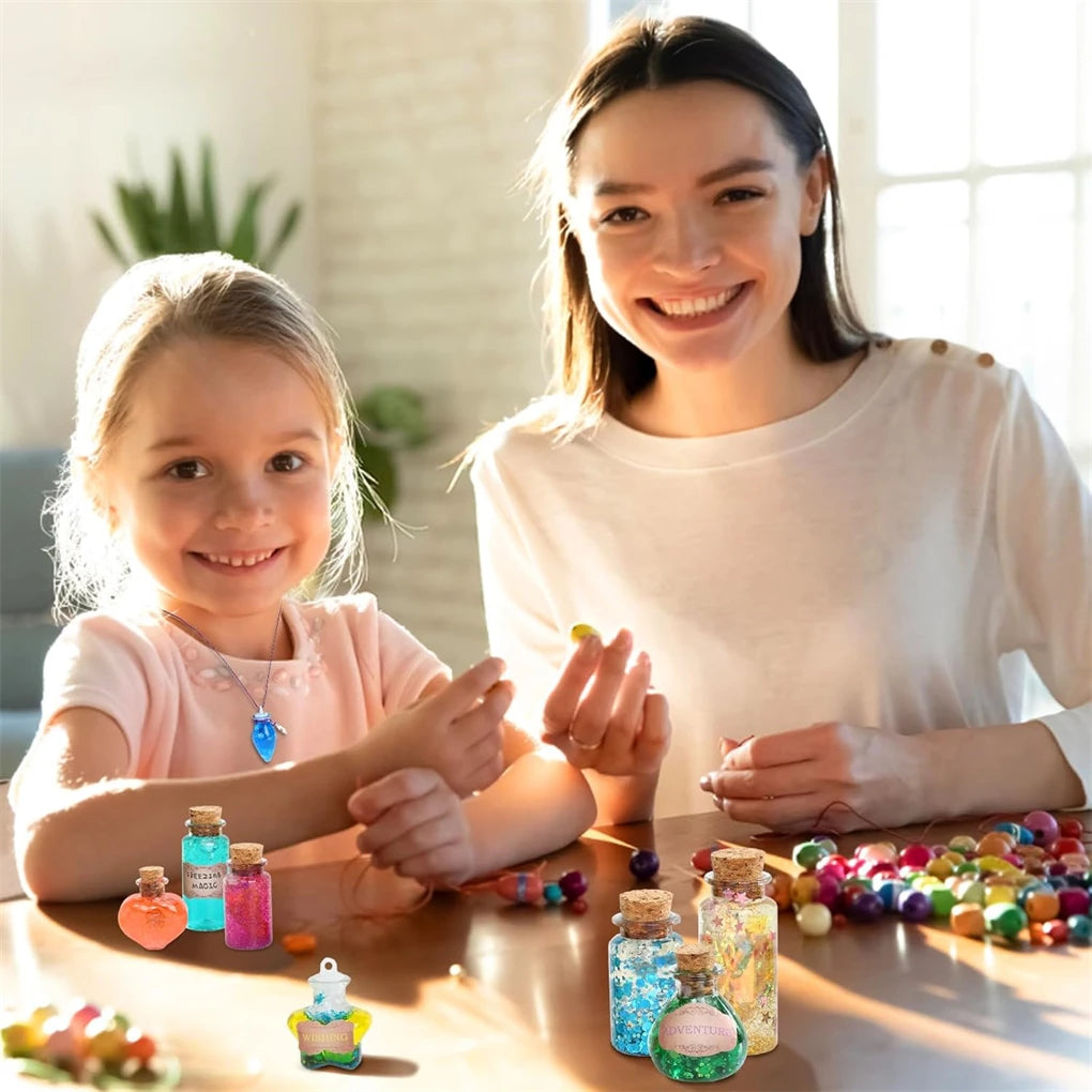 Une femme souriante et une fille sont montrées avec divers ingrédients colorés de potions de fées sur une table en bois.