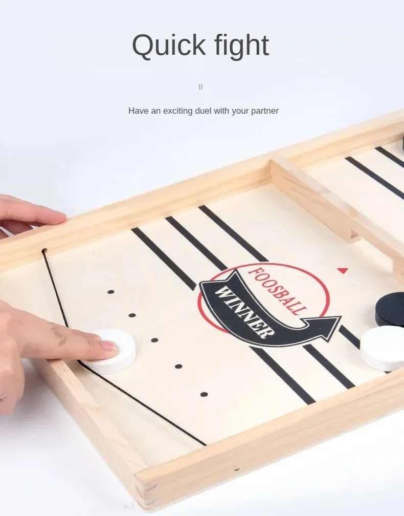 Table de foosball en bois avec une pièce de joueur placée sur le terrain.