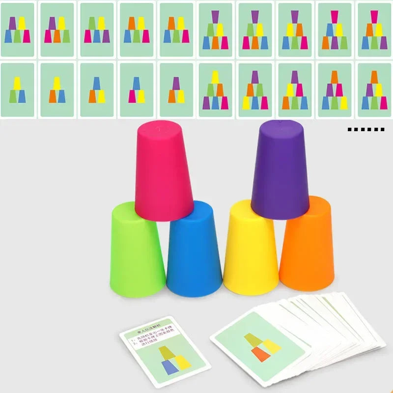 Ein Set bunter Stapelbecher und eine kleine Karte werden auf einem hellgrauen Hintergrund präsentiert.