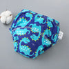Un paquete de pantalones de entrenamiento lavables con estampado azul y verde azulado para bebés, con una bola de algodón bla