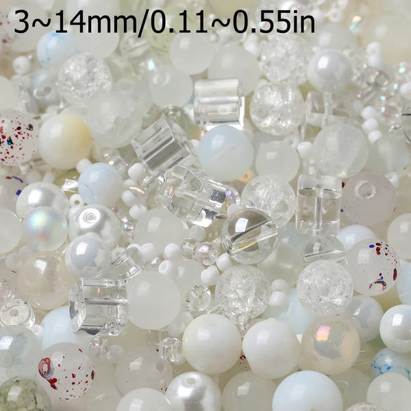 Gros plan sur des perles de séparation en verre transparentes, blanches et irisées pour la fabrication de bijoux DIY.