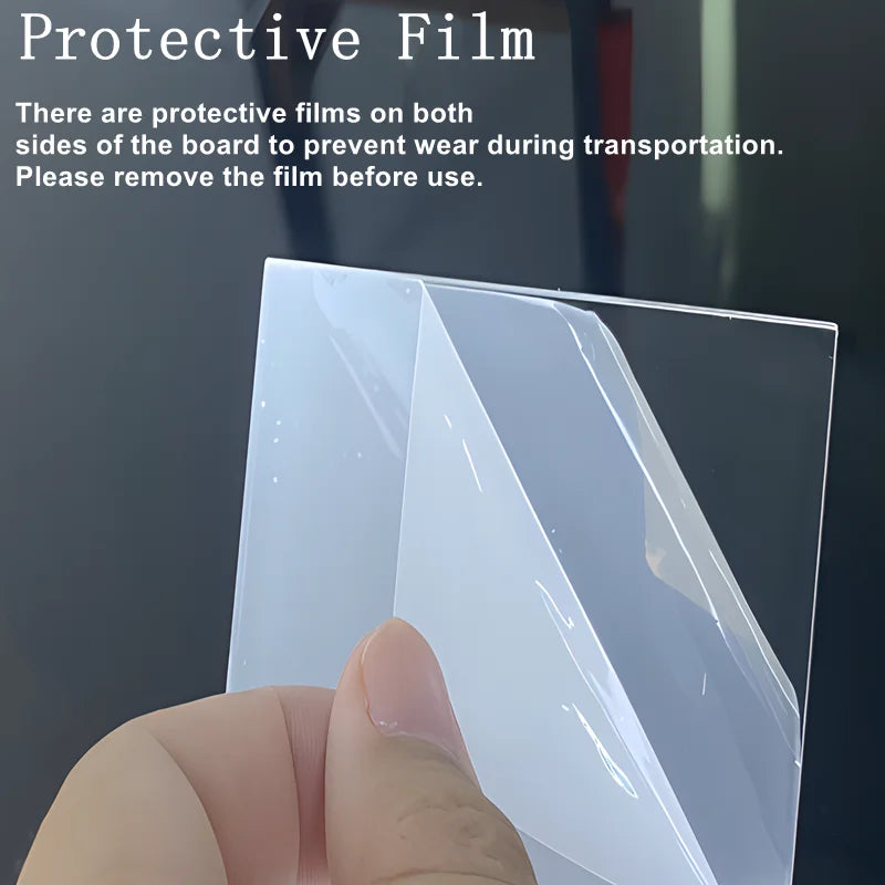 Une main retire un film protecteur d'une boîte d'affichage en acrylique transparent pour des objets de collection.