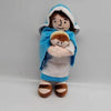 Figurine de peluche représentant une mère et un bébé en tissu bleu et blanc.
