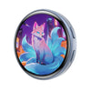 Badge numérique d'une renarde stylisée et luminescente rose et bleue avec de grandes nageoires bleues sur fond de ville viole