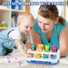 Une femme interagit avec un enfant utilisant un jouet animal interactif Peek-a-Boo en plastique coloré.