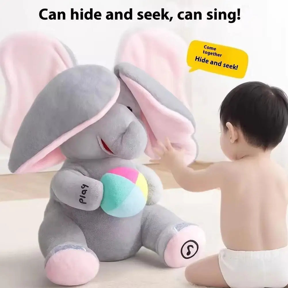 Un ours en peluche gris avec des oreilles roses est joué par un bébé.