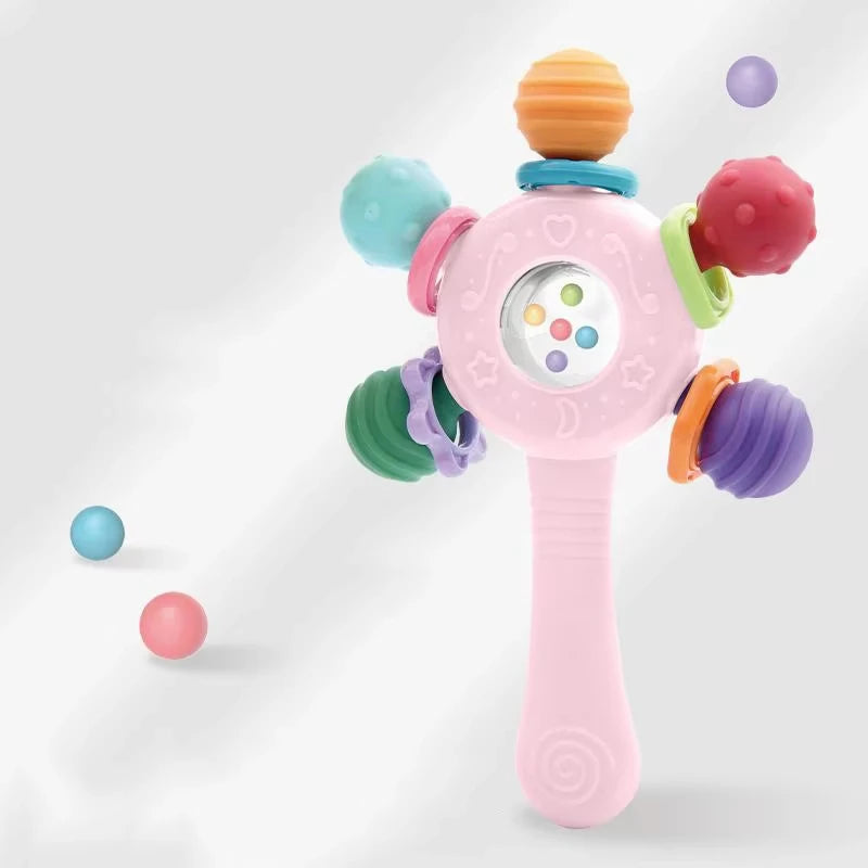 Rosa Silikon-Weiter, Spielzeug mit bunten Ringen und einer Rasselschugel für die kindliche Entwicklung.