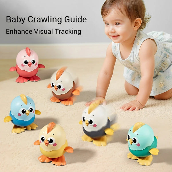 Ein Baby interagiert mit mehreren Aufziehspielzeugen in Form von Cartoon-Küken zur Förderung der visuellen Verfolgung.