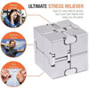 Cube anti-stress en métal argenté à l'infini avec diverses applications de soulagement du stress.