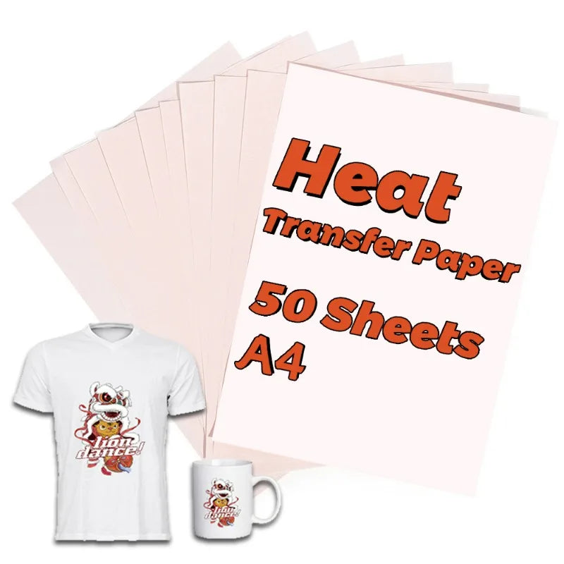 Ein Stapel von 50 Blättern A4-Transferpapier neben einem weißen T-Shirt und einer Tasse.