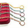 Un set de tétines anti-chute en silicone de différentes couleurs, y compris jaune, vert, rose et marron.