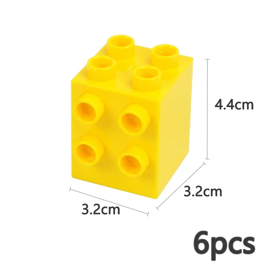 Un cube jaune de grands blocs avec six dalles cylindriques saillantes.