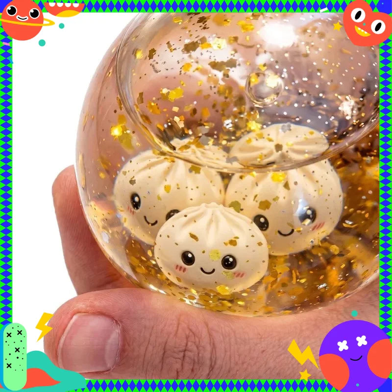 Une main tient une sphère de verre transparente remplie de paillettes dorées et de plusieurs jouets anti-stress en forme de d