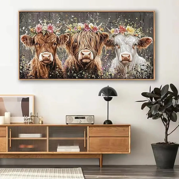 Tres vacas de las Tierras Altas con coronas florales en un cuadro rústico de granja.