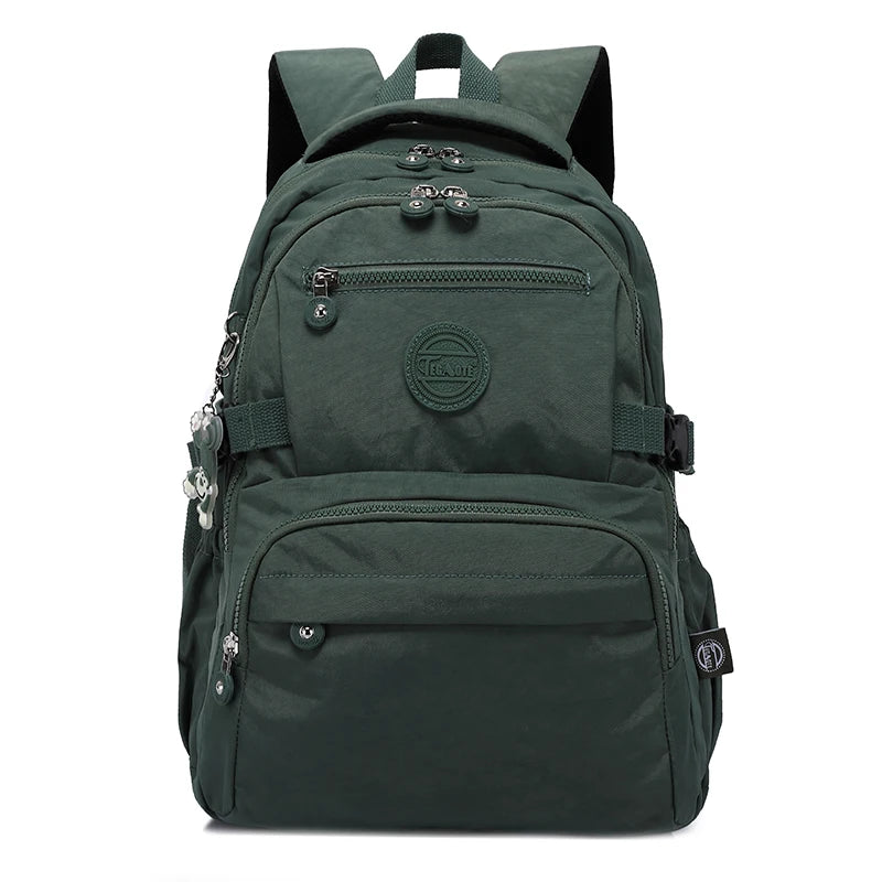 Sac à dos de voyage vert foncé et durable avec plusieurs compartiments zippés et sangles.