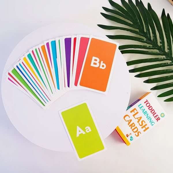 Set bunter Montessori-Lernkarten für die Buchstaben Bb und Aa, präsentiert auf einer weißen Platte mit einem grünen Le...