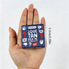 A hand holds a box of Spanish mini game cards titled Qué tan bien me conoces featuring question marks and hand gestures.