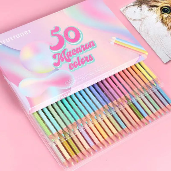 En eske med 50 macaronfargede blyanter ved siden av en blyant på en rosa overflate.