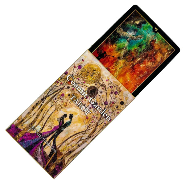 En rektangulär tarotkortlek med en illustration av en himmelsk scen och titeln Cosmic Garden Tarot.