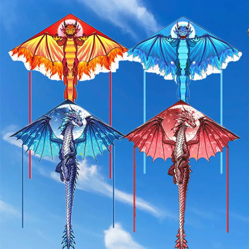 Quatre cerfs-célestes de kites en nylon colorés avec des designs de dragons et de créatures mythiques contre un ciel bleu