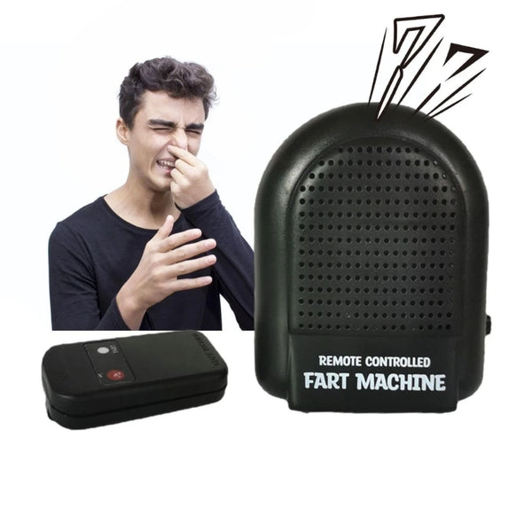 Ein Mann macht ein lustiges Gesicht, während eine ferngesteuerte Grpeter-Maschine daneben steht.