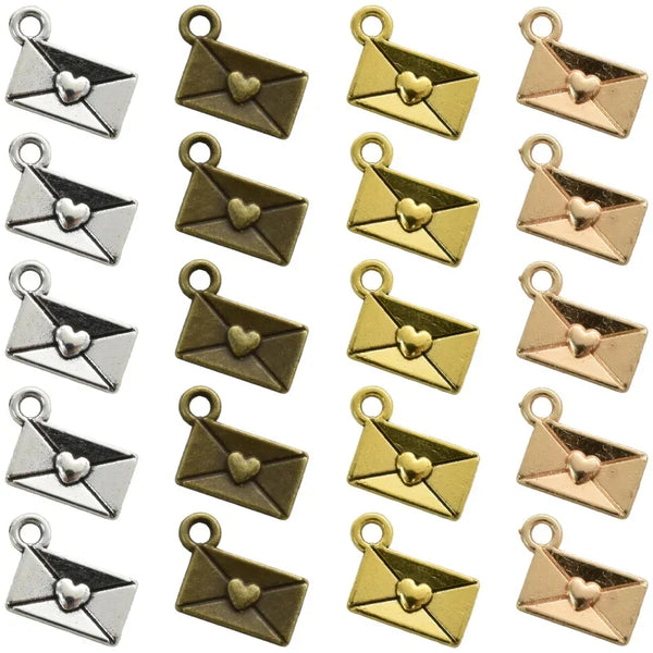 Colección de 40 dijes vintage de sobres en acabados oro y dorado rosa para hacer joyería.