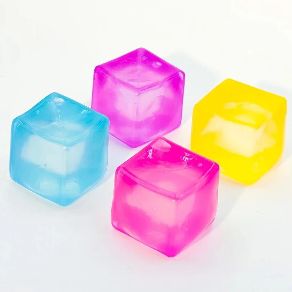 Un set de quatre cubes anti-stress translucides dans des tons de bleu, rose et jaune sont exposés sur un fond blanc.