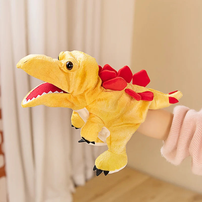 Marionnette de dinosaure jaune avec des accents rouges tenue par une personne.