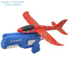 Un jouet de pistolet et un avion de 23 cm sont présentés ensemble.