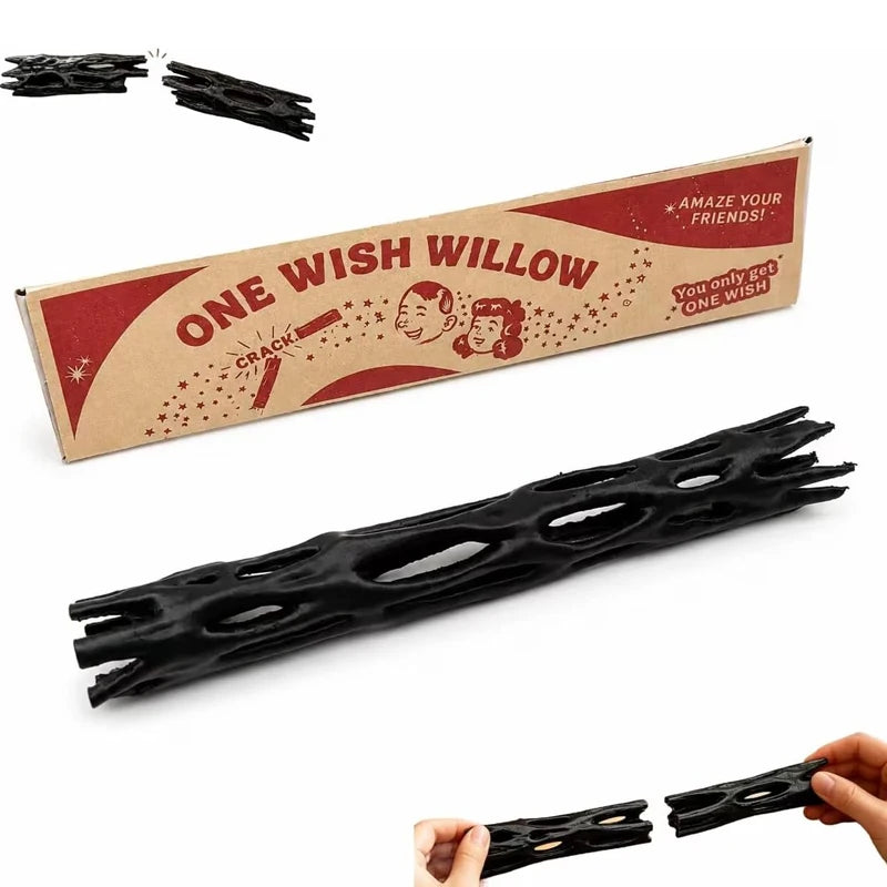 Ein schwarzer Wish Willow Snap Stick mit Verpackung und einer Hand, die ein Stück hält.
