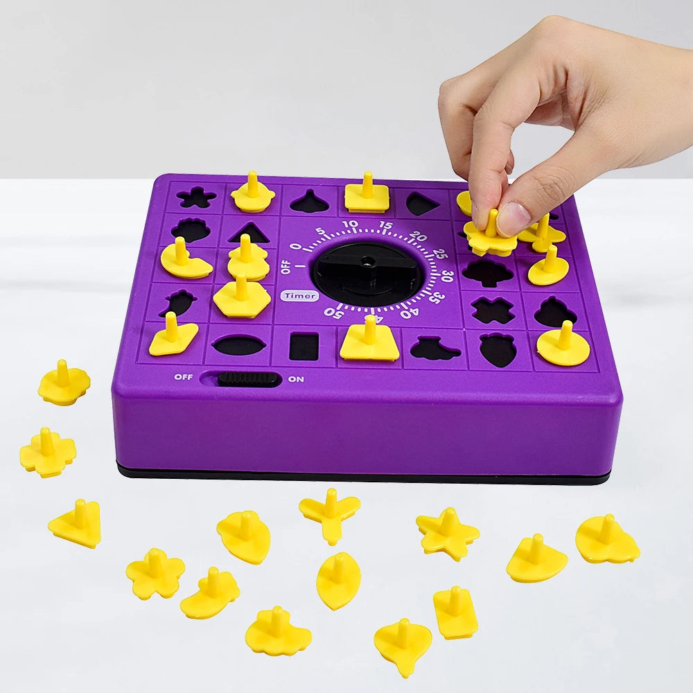 Une main place une pièce jaune en 3D sur un plateau de puzzle violet pour un jeu de correspondance pour enfants.