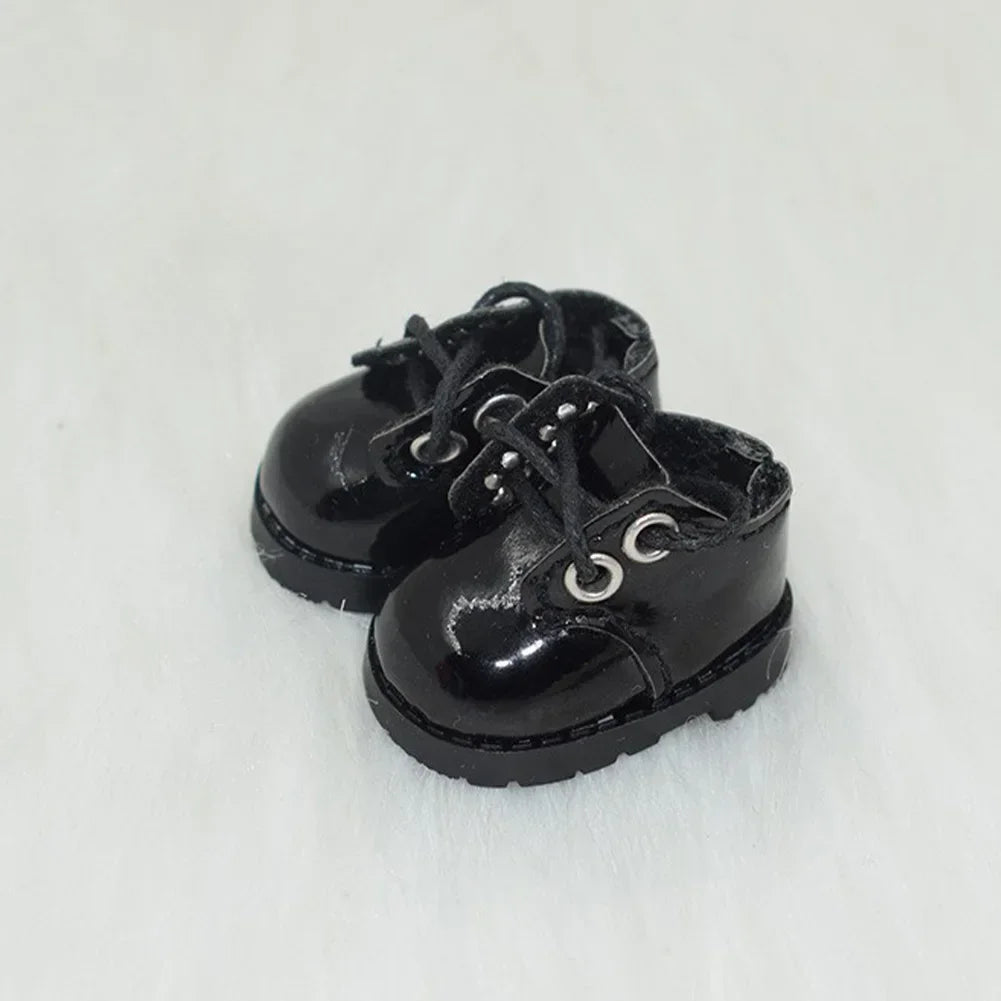 A pair of black casual sneakers designed for 17cm Labubu dolls.