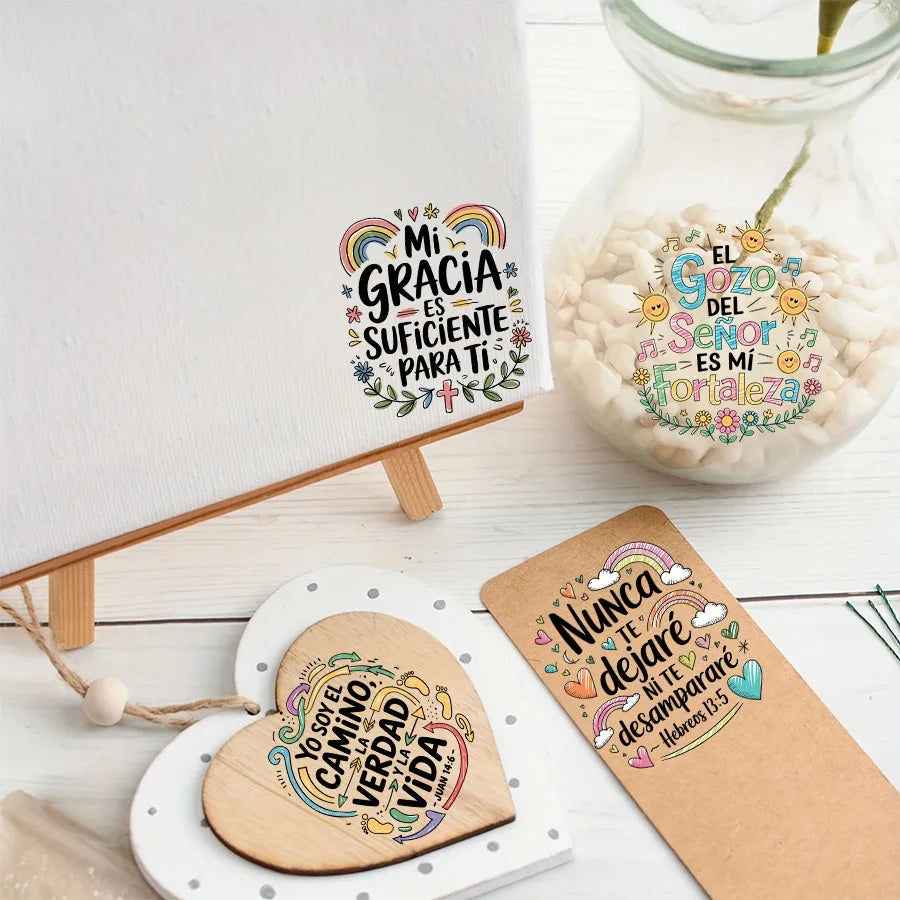 A wooden heart shaped sticker featuring the Spanish Bible verse Nunca te deje desarpar.
