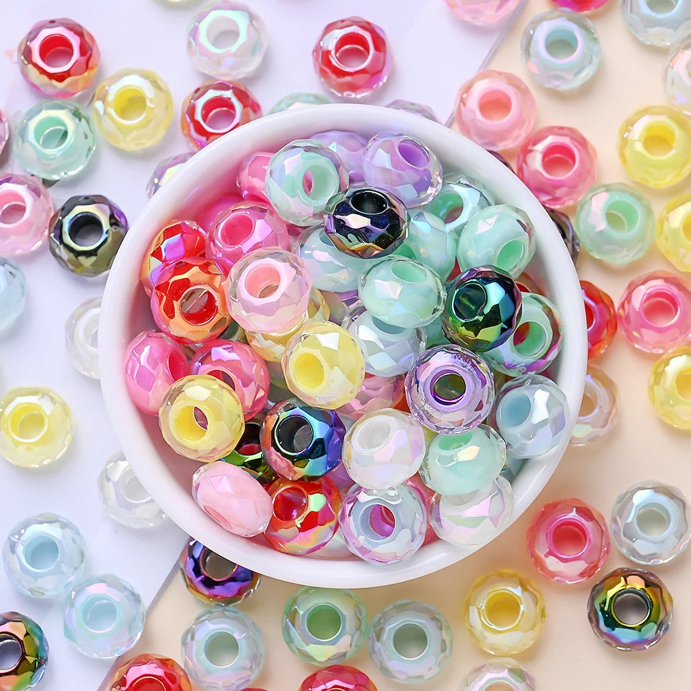 Un bol rempli de perles de séparation acryliques facetées colorées dans diverses nuances de rose, vert, jaune et violet.