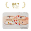 Holiges Zuggleis-Set mit verschiedenen Zügen und Schienen auf einer hellen Oberfläche.