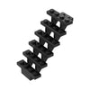 Un ensemble de blocs de construction noirs et précis, disposés en ligne diagonale et en escalier.