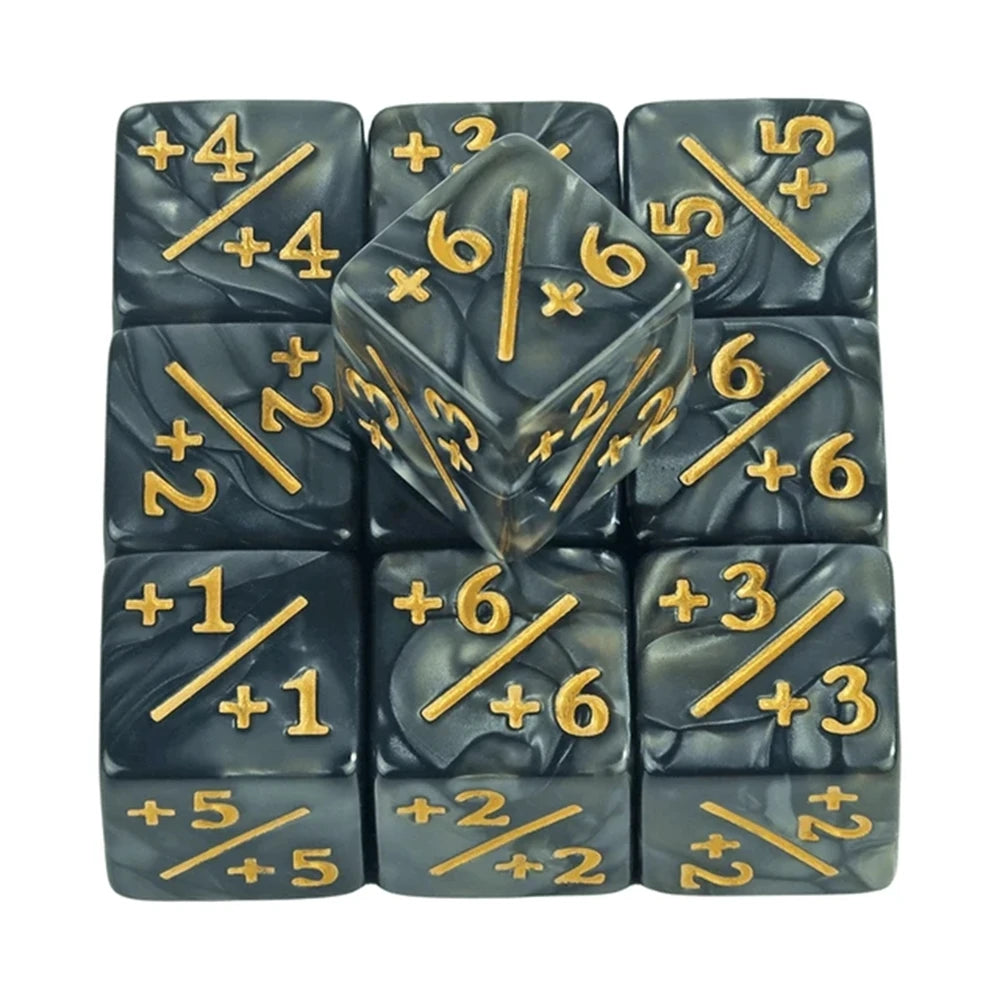 Un jeu de dix dés marbrés noirs montrant diverses faces numérotées et symboles