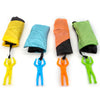 Ein Set von fünf Handwerf-Parachutspielzeugen in gelb, blau, orange, schwarz und grün.