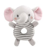 Un jouet de rattle éléphant gris doux avec des oreilles roses et un corps rayé.