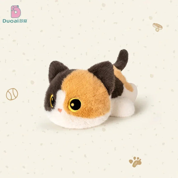 Peluche de chat cartoon moelleuse avec du pelage orange et noir et de grands yeux jaunes.