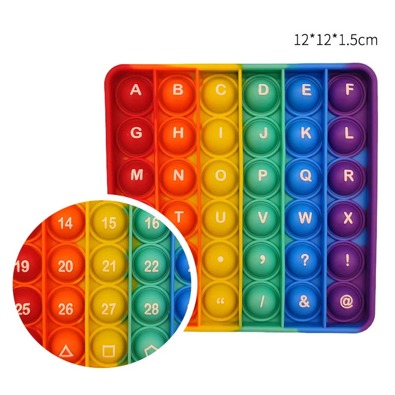 Jouet à pousser coloré avec des lettres et des chiffres disposés en grille pour le jeu éducatif.