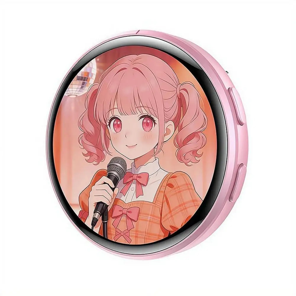 Badge rond représentant une fille anime aux cheveux roses et aux yeux rouges, vêtue d'une chemise à carreaux et d'un nœud pap