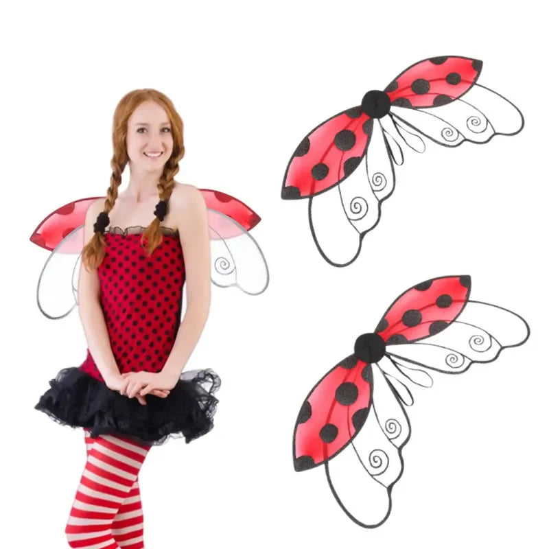 Une femme portant une tenue d'ailes de coccinelle rouges avec des pois noirs et blancs.