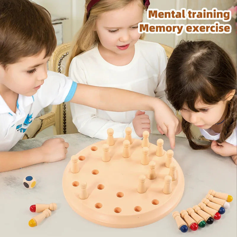 Enfants jouant à un jeu de mémoire en bois avec des chevilles et des disques en bois pour l'entraînement mental.