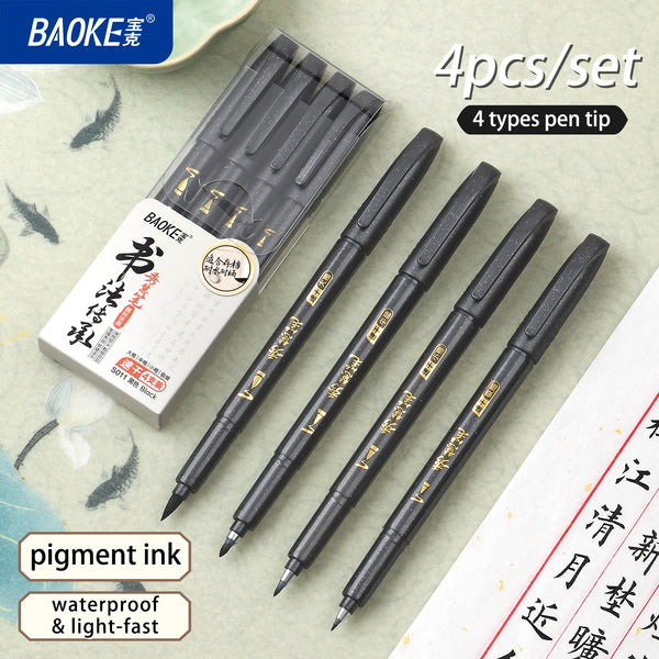 Un ensemble de quatre stylos pinceaux noirs à pointe souple pour calligraphie, rangés dans un étui transparent.