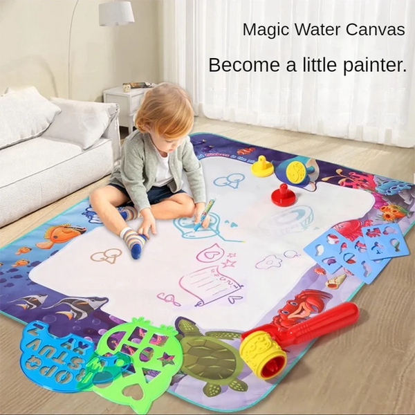 Un enfant utilise un tapis de peinture Magic Water Canvas pour créer de l'art.