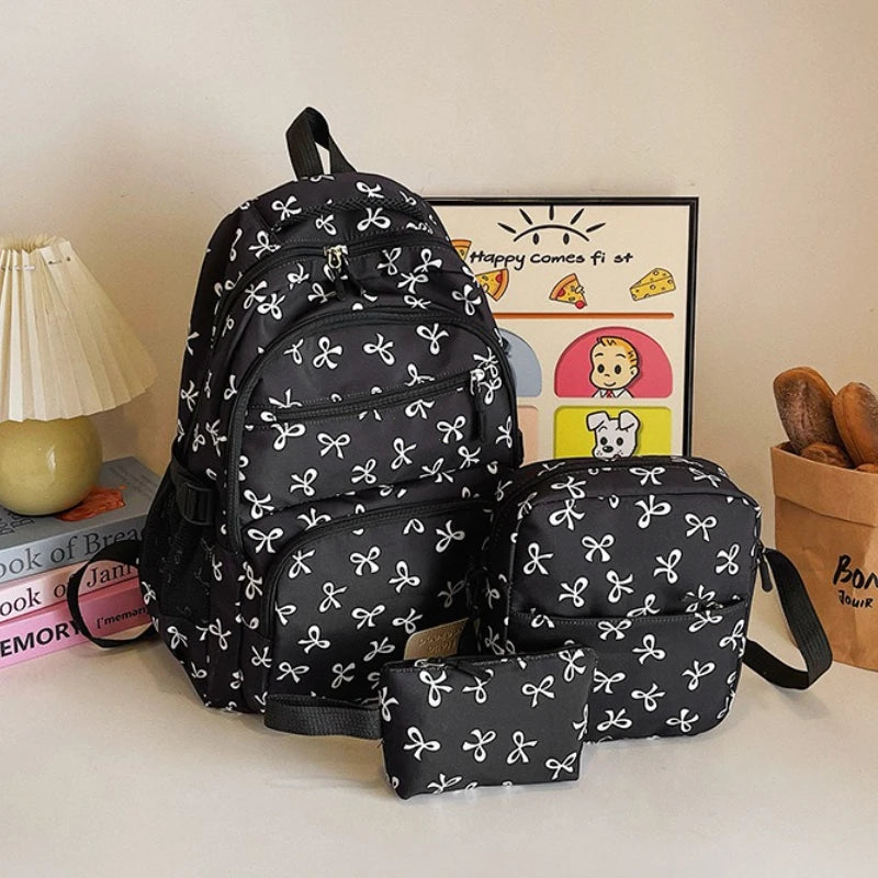 Un sac à dos noir et des accessoires assortis avec un imprimé de nœud blanc sur une surface claire.