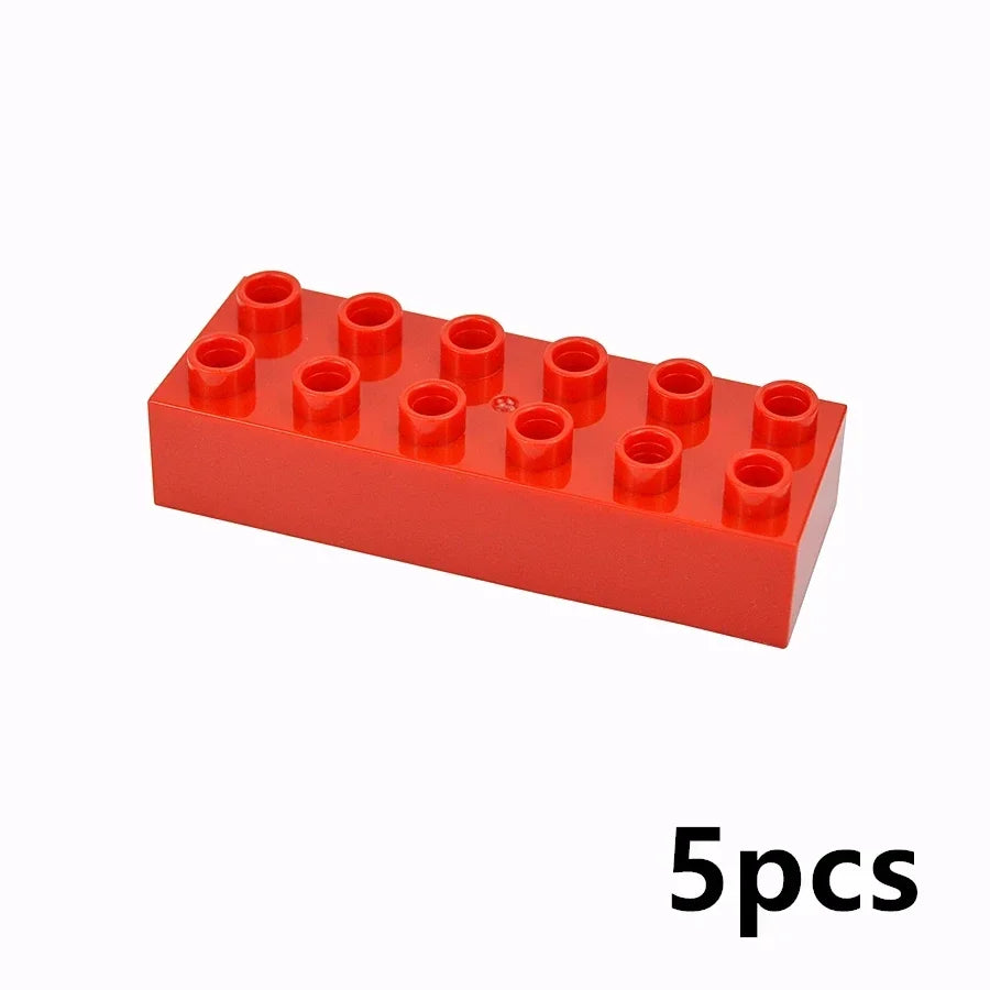 Un bloc rectangulaire de briques rouges avec cinq rangées de cavaliers circulaires.