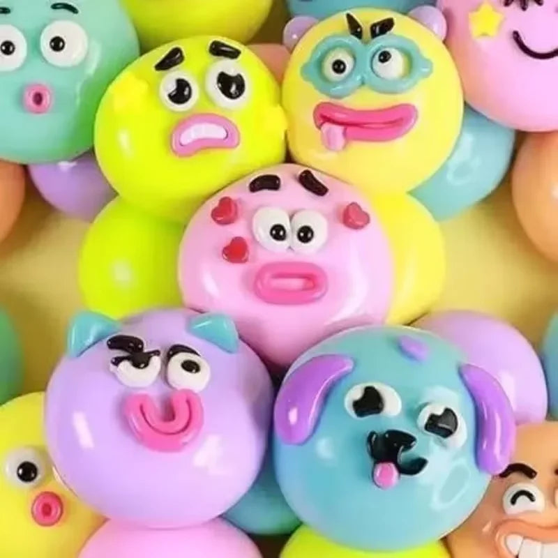 Collection de jouets moelleux colorés en forme de visages de chiens et autres animaux mignons.